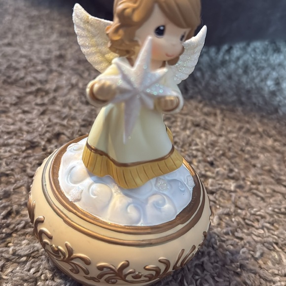 Precious Moments  Angel Holding Nativity Star Musical - Picture 2 of 4